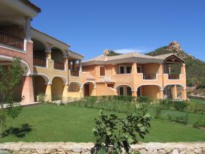 uma casa grande com um relvado em frente em Trilocale I Meridiani Le Maree 4T em Cannigione