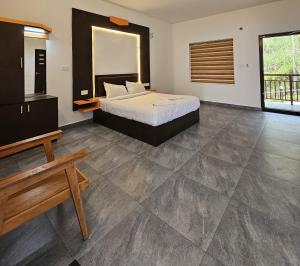 سرير أو أسرّة في غرفة في Rock And Mist Munnar