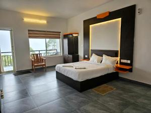 سرير أو أسرّة في غرفة في Rock And Mist Munnar
