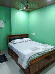 Postel nebo postele na pokoji v ubytování yanki guest house gokarna + 15 fotografií