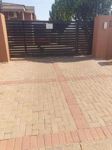 Imagen de la galería de Out of Ordinary in Block 7 Plot 58988, en Gaborone