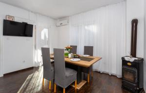 jadalnia ze stołem i piecem opalanym drewnem w obiekcie Stunning Home In Pinezici With Kitchen w mieście Pinezići