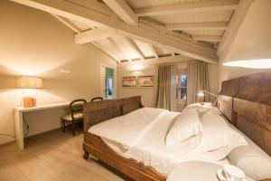 een slaapkamer met een groot bed en een bureau bij B&B Antico Brolo in Gardone Riviera
