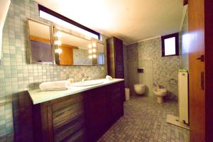ein Badezimmer mit Waschbecken und Toilette in der Unterkunft Villa Orea Elena-Mani-Kalamata in Verga Kalamata + 20 Fotos