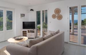 a living room with a couch and a television at Villa Sea Escape in Brusje