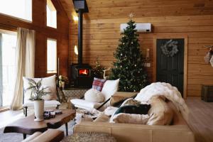 ein Wohnzimmer mit einem Weihnachtsbaum und einer Couch in der Unterkunft Award-Winning A-Frame with Views and Cedar Hot Tub in Julian + 61 Fotos