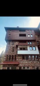 un edificio alto de ladrillo con ventanas en un lateral en La'Vista, en Smolyan