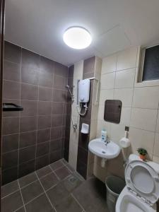 un bagno con un water e un lavandino di EscapeVista A'Famosa a Kampong Pulau Sebang