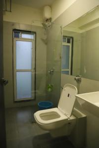 卡尔贾特Ivy Bliss Studio with Private Pool, B 13, Karjat的配有马桶、淋浴和水槽的浴室