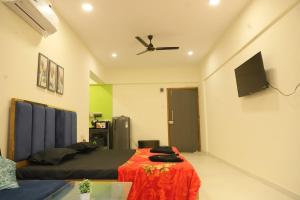 Ivy Bliss Studio with Private Pool, B 13, Karjat的电视和/或娱乐中心
