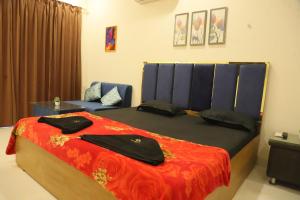 卡尔贾特Ivy Bliss Studio with Private Pool, B 13, Karjat的一间卧室配有一张带红色毯子和椅子的床 更多28张照片