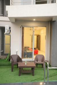 Ivy Bliss Studio with Private Pool, B 13, Karjat的休息区