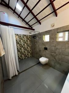 Ένα μπάνιο στο Birdsong Coffee Estate Stay