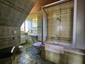 Koupelna v ubytování Arrivel am Bergson - bisher Hotel Neuner + 37 fotografií