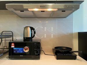 Η κουζίνα ή μικρή κουζίνα στο Kuching Riverine Diamond at 3 pax