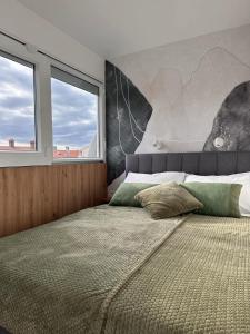 Ένα ή περισσότερα κρεβάτια σε δωμάτιο στο Cozy Studio Apartment