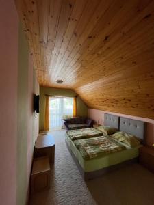 Ένα ή περισσότερα κρεβάτια σε δωμάτιο στο SzaSza apartman