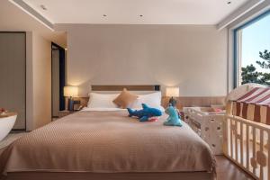 Krevet ili kreveti u jedinici u okviru objekta Qingdao Wushe Yujianshanju Tangchi Seaview Hotel