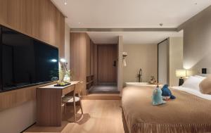 Krevet ili kreveti u jedinici u okviru objekta Qingdao Wushe Yujianshanju Tangchi Seaview Hotel