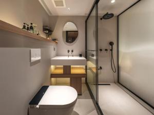 Kupatilo u objektu Qingdao Wushe Yujianshanju Tangchi Seaview Hotel