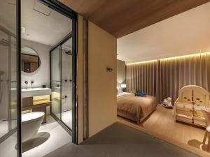 Krevet ili kreveti u jedinici u okviru objekta Qingdao Wushe Yujianshanju Tangchi Seaview Hotel