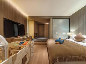 Krevet ili kreveti u jedinici u okviru objekta Qingdao Wushe Yujianshanju Tangchi Seaview Hotel