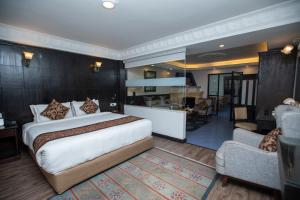 Rúm í herbergi á Maya Manor Boutique Hotel by KGH Group