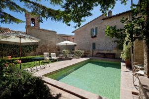 a swimming pool in the backyard of a house at L’Arco Romanico in Montefalco