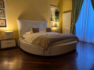 A bed or beds in a room at queen 24
