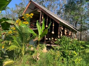 阁帕延岛Fruit villa的花园中的一个树屋