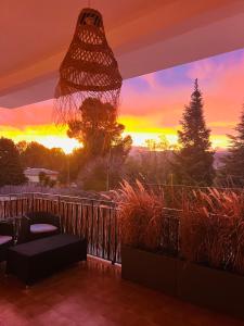 Východ nebo západ slunce při pohledu z bed and breakfast nebo okolí