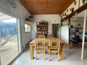 a kitchen and dining room with a wooden table and chairs at על ראש הגבעה- משק 68 in Ilaniya