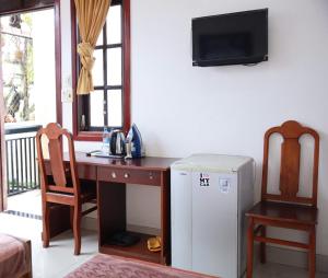 TV a/nebo společenská místnost v ubytování Khách sạn Bảo Lộc Garden