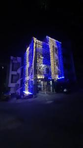 ヴィシャカパトナムにあるVizagVibesHomestayの夜の青いクリスマスの灯で覆われた建物