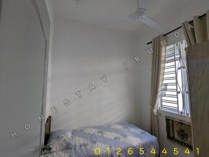Postel nebo postele na pokoji v ubytování HOMESTAY IBUNDA Sabak Bernam