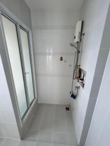 a bathroom with a shower and a window in it at Phuket House House with excellent location and excellent views Sleeping area Отличный Дом, Комната со всеми удобствами in Phuket Town