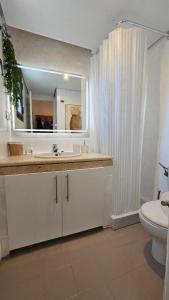 Kúpeľňa v ubytovaní 4 Bedroom Townhouse 200 meters from the Beach!
