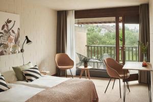 Hotel Bad Murtensee的阳台或露台