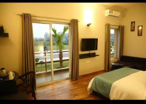 ChhatikaraDiamond palace的一间带床和大滑动玻璃门的卧室