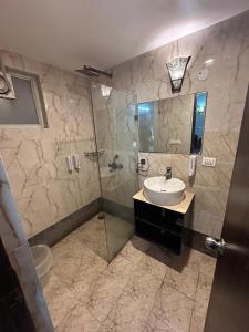 ChhatikaraDiamond palace的带淋浴、水槽和淋浴的浴室