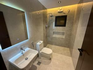 a bathroom with a sink and a toilet and a shower at شقة مفروشة بمنطقة هادئة in Makkah
