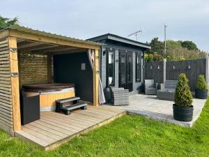 Vườn quanh Dolafon farm luxury glamping cabin with hot tub