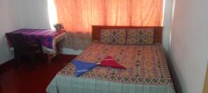 una piccola camera da letto con un letto e una scrivania di Hotel refresh a Moratuwa