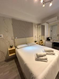 A bed or beds in a room at Confort Suites