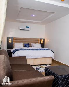 Llit o llits en una habitació de Udokanson Hotel And Suites