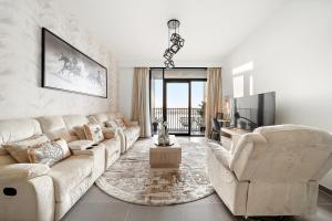Prostor za sedenje u objektu FIRST CLASS 2BR Mesmerizing Creekfront Views