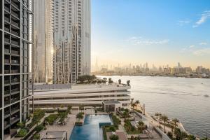 una vista aerea di un edificio accanto a una cassa d'acqua di FIRST CLASS 2BR Mesmerizing Creekfront Views a Dubai