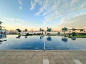 Bazen u ili blizu objekta FIRST CLASS 2BR Mesmerizing Creekfront Views