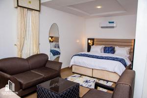 Llit o llits en una habitació de Udokanson Hotel And Suites