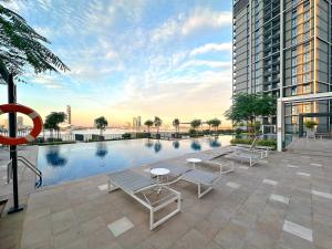 Bazen u ili blizu objekta FIRST CLASS 2BR Mesmerizing Creekfront Views